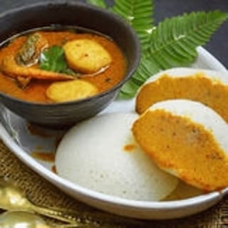 Idli With Fish Kulambu (5 Pcs)